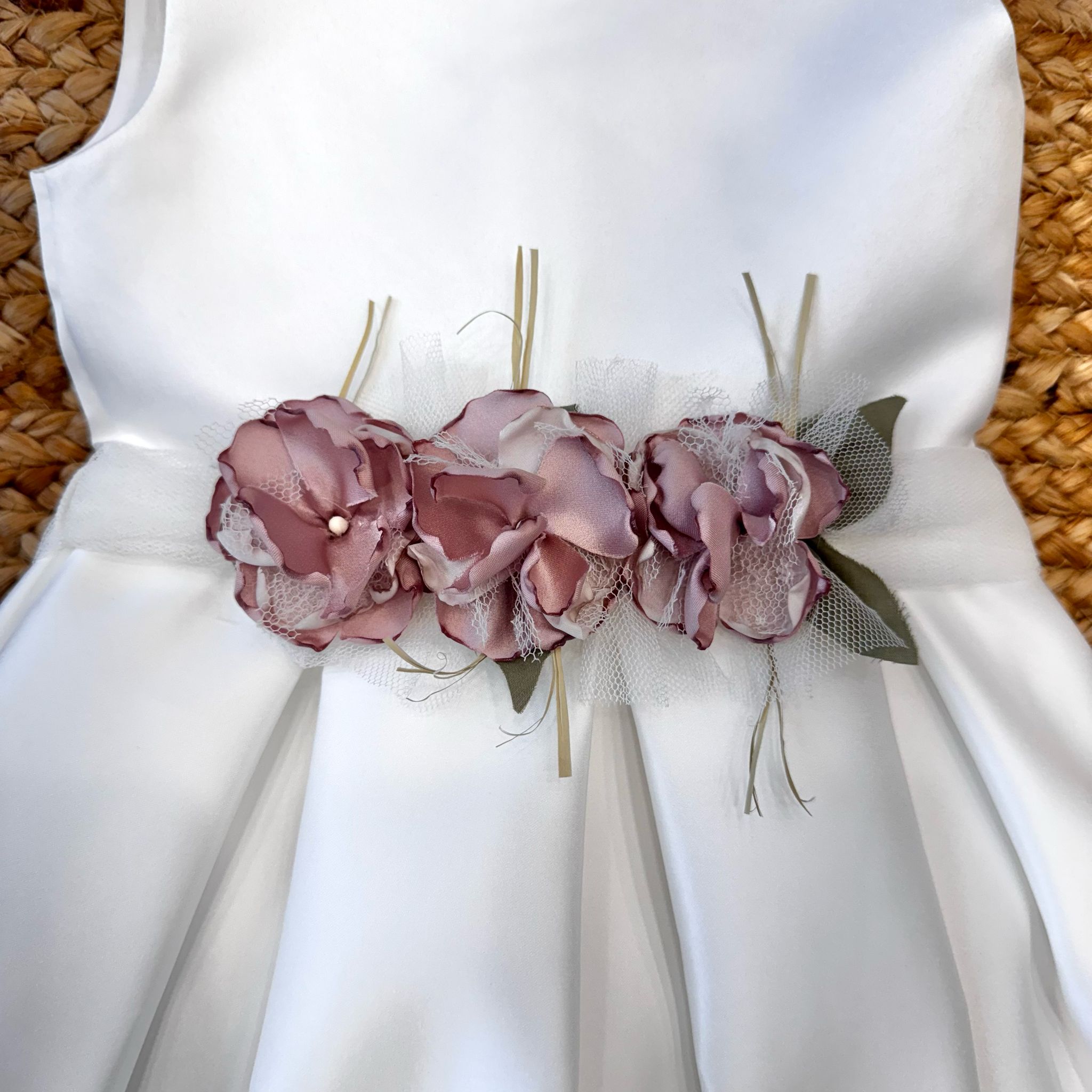 abito cerimonia bambina bianco con fiori rosa in vita, perfetto per battesimo e matrimoni.