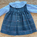 Abito bimba tartan blu con camicia azzurra in cotone e colletto volant