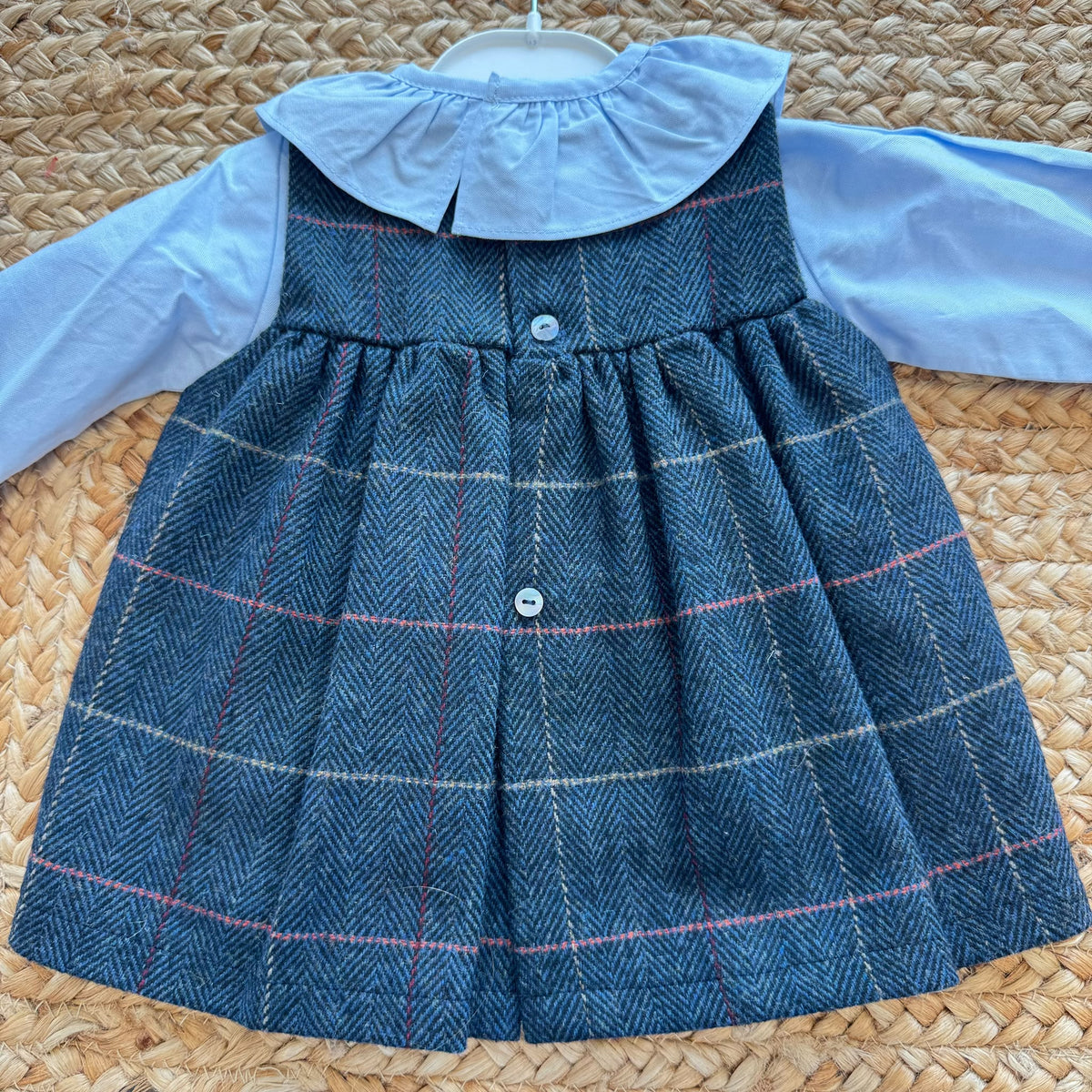 Abito bimba tartan blu con camicia azzurra in cotone e colletto volant