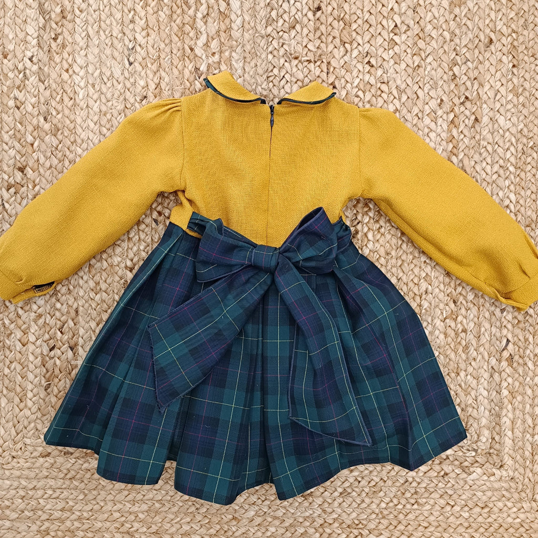 Abito giallo e tartan verde