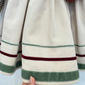 Abito elegante bimba panna con corpetto pied de poule, pompon bordeaux e dettagli in velluto verde