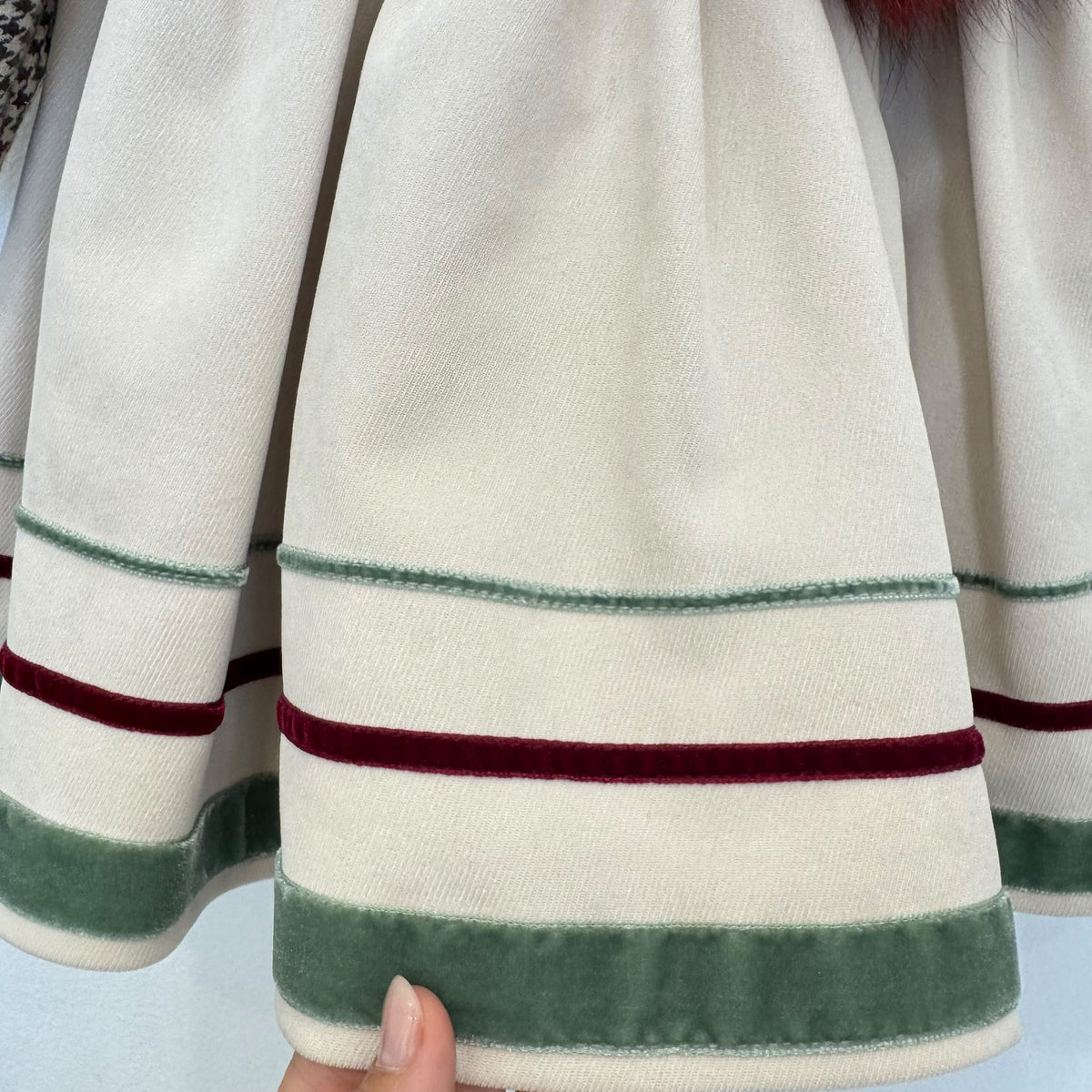 Abito elegante bimba panna con corpetto pied de poule, pompon bordeaux e dettagli in velluto verde
