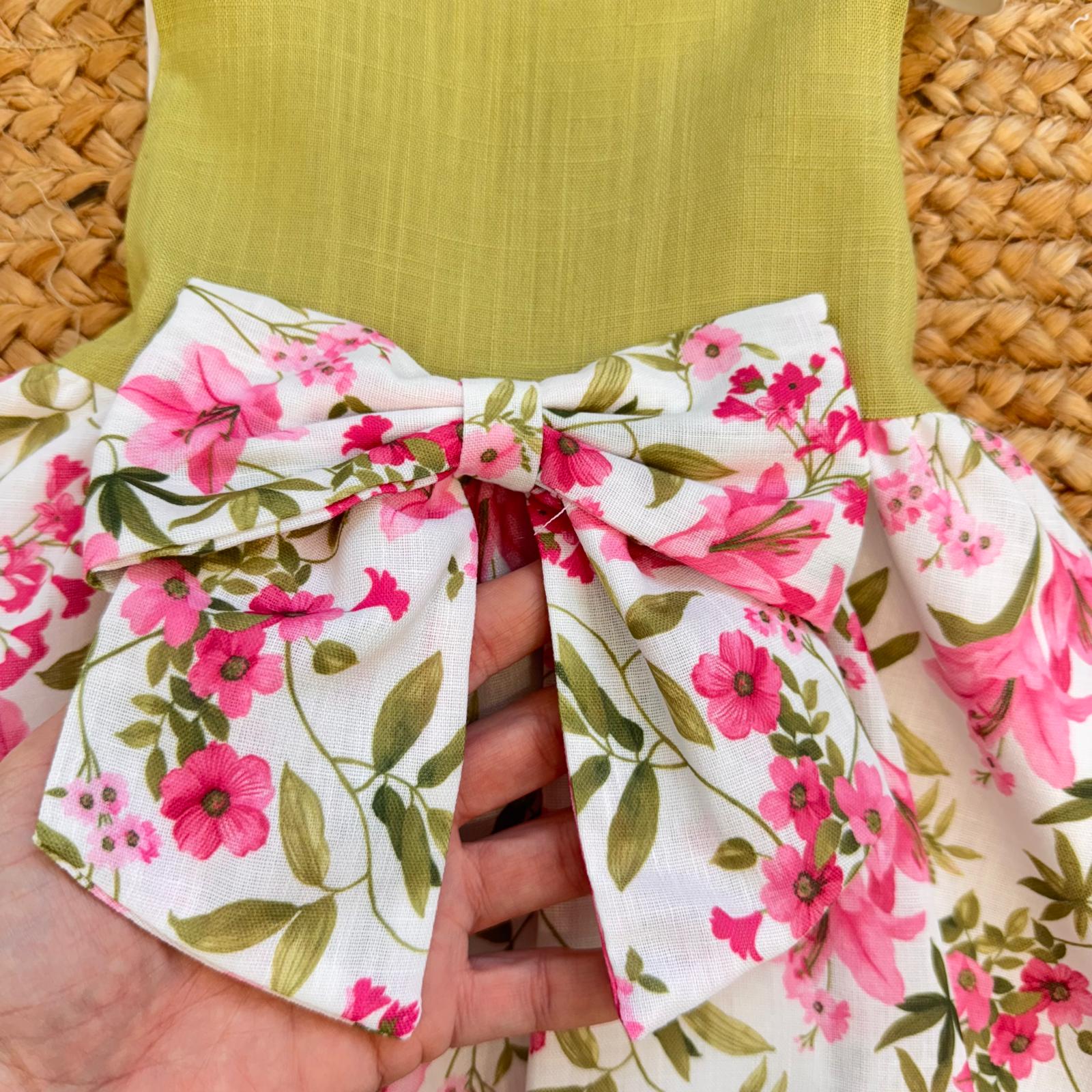 Vestito bambina elegante con corpetto verde pistacchio e gonna floreale rosa con fiocco in vita.