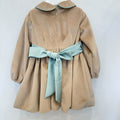 Abito elegante bimba in velluto beige con cintura verde acqua e rose decorative