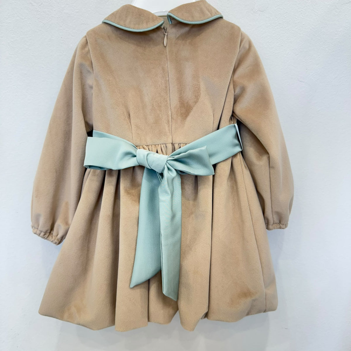 Abito elegante bimba in velluto beige con cintura verde acqua e rose decorative