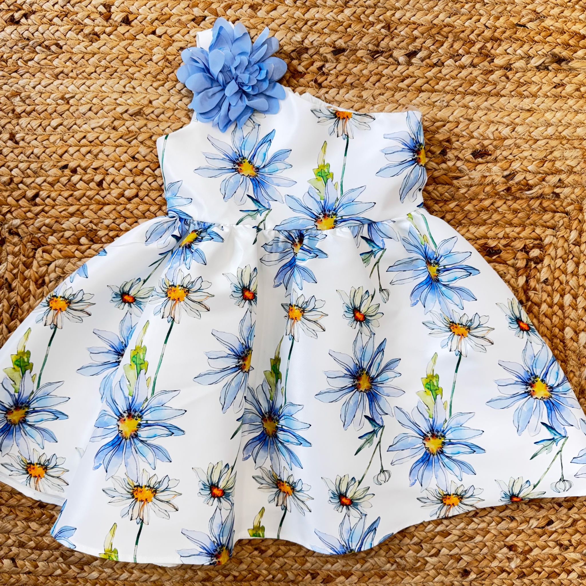 Vestito bambina con fiori azzurri e grande fiore decorativo sulla spalla