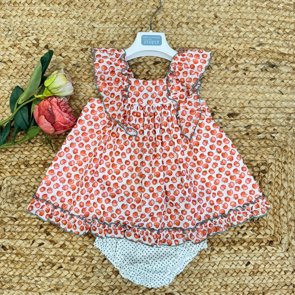  Vestito estivo bambina con stampa fragole rosse, volant sulle spalle e balza arricciata, con mutandina coordinata.