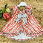  Abito estivo per bambina con fiocco bianco a pois verdi sul retro, volant e chiusura con bottoncini.