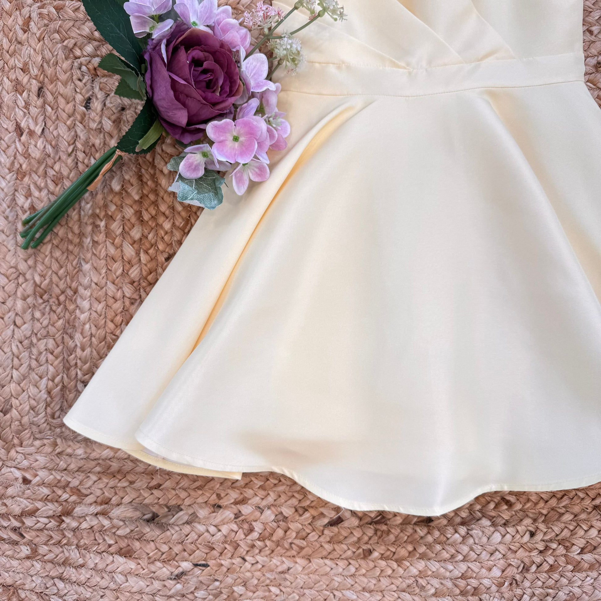 Vestito bambina elegante giallo monospalla con gonna ampia e linea fluida.