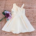 Vestito bambina elegante giallo monospalla con gonna ampia e linea fluida.