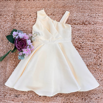 Vestito bambina elegante giallo monospalla con gonna ampia e linea fluida.