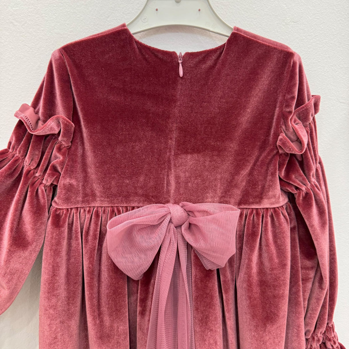 Abito bambina in velluto rosa antico con corpetto a punto smock e volant