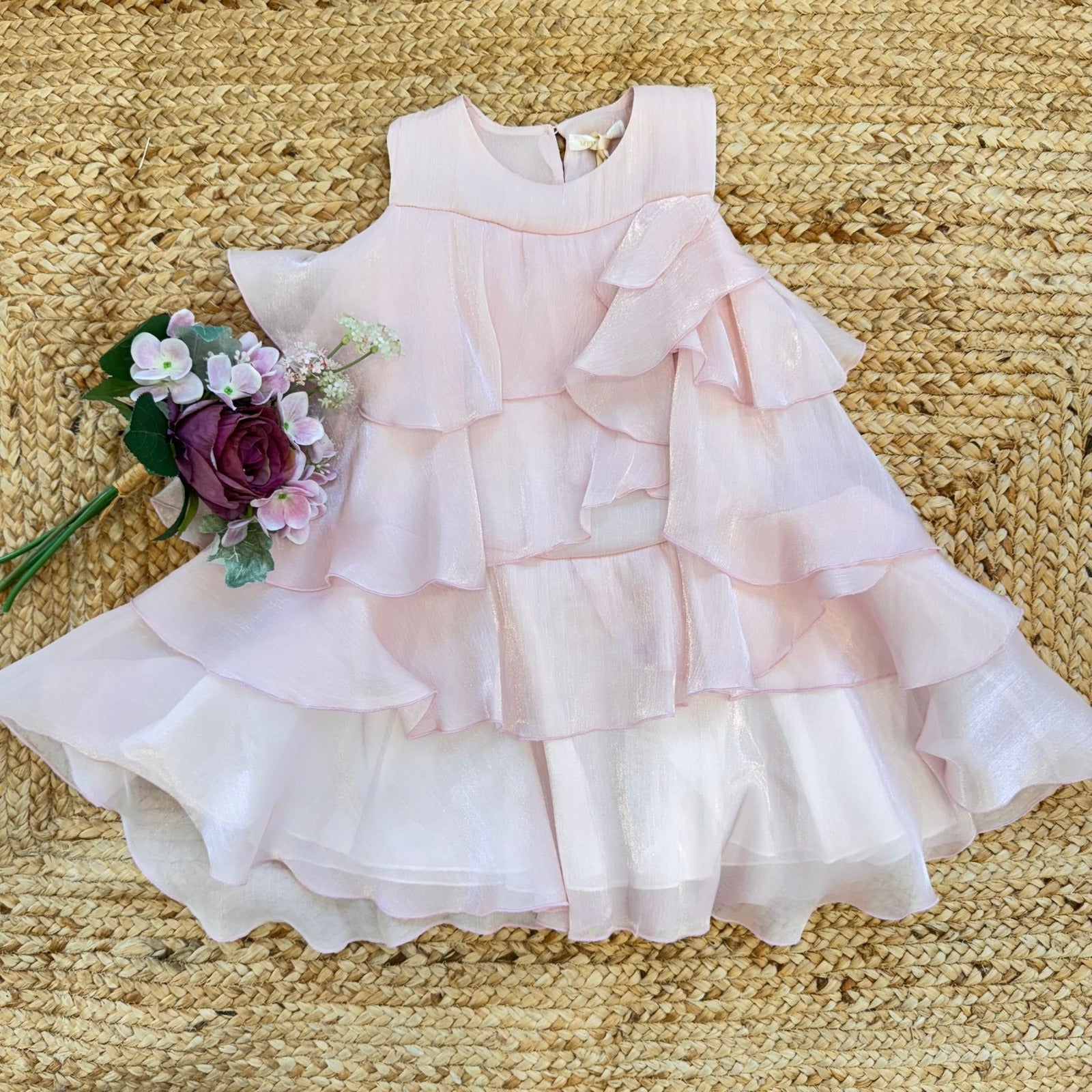 Vestito bambina elegante rosa con balze leggere e linea ampia vaporosa.