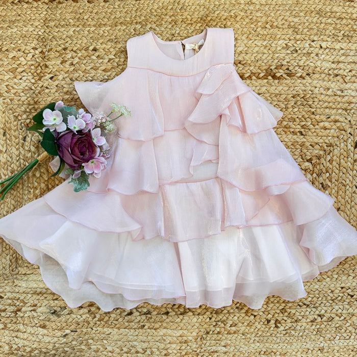 Vestito bambina elegante rosa con balze leggere e linea ampia vaporosa.