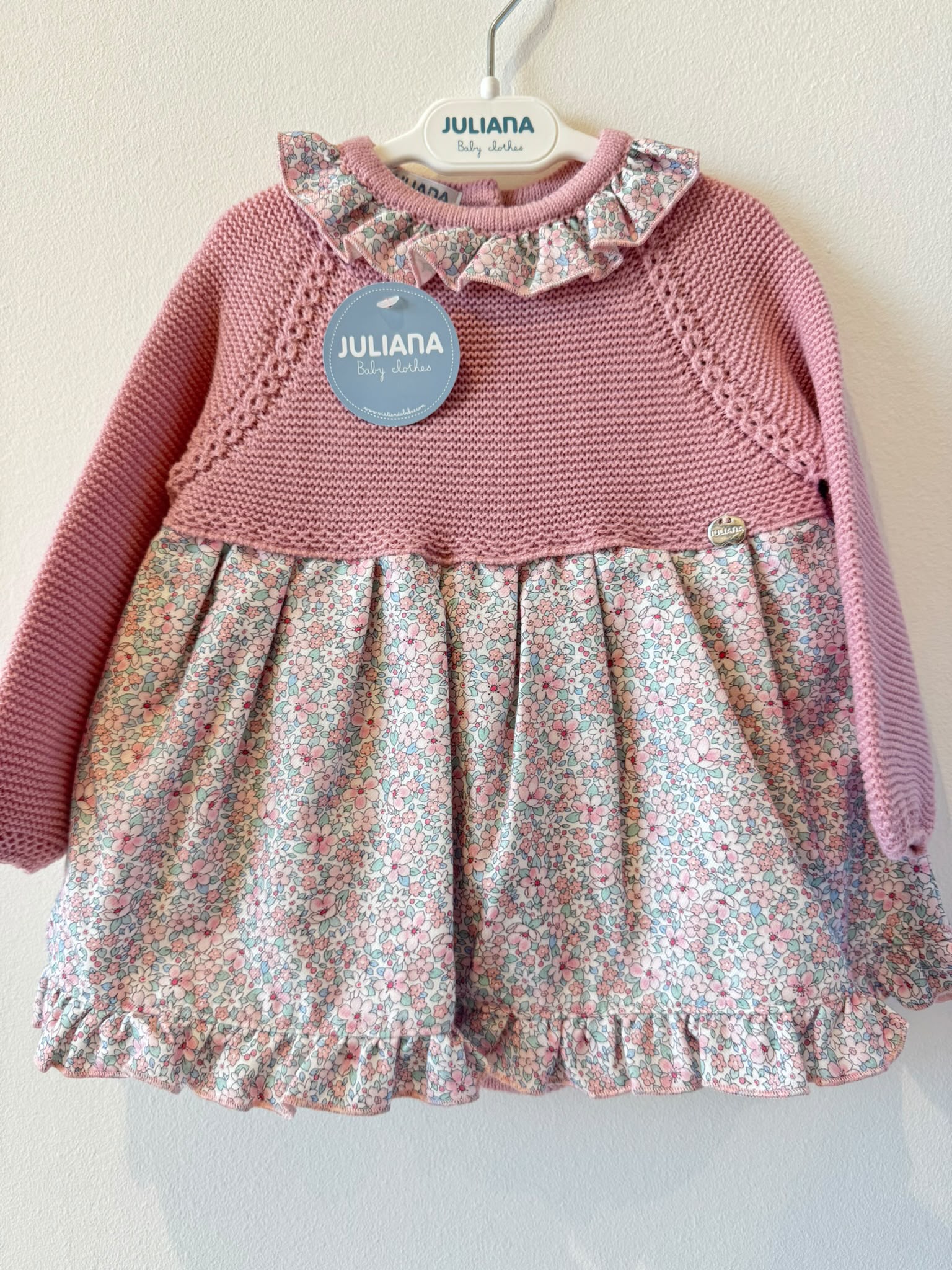 Abitino bimba rosa con culotte coordinata, corpetto in maglia e gonna floreale elegante.