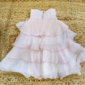 Vestito bambina elegante rosa con balze leggere e linea ampia vaporosa.