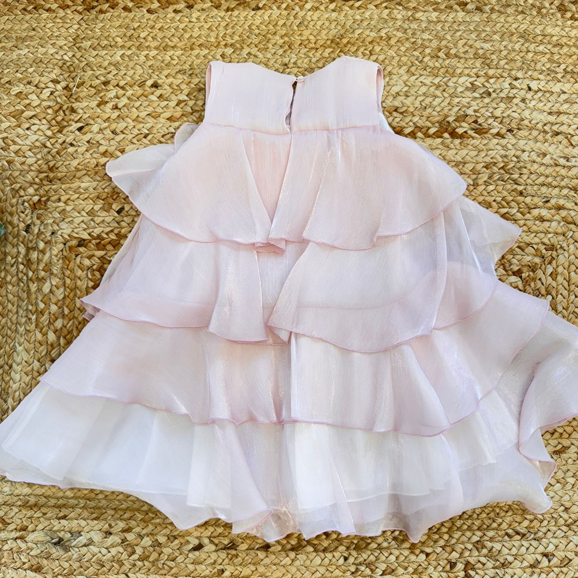 Vestito bambina elegante rosa con balze leggere e linea ampia vaporosa.