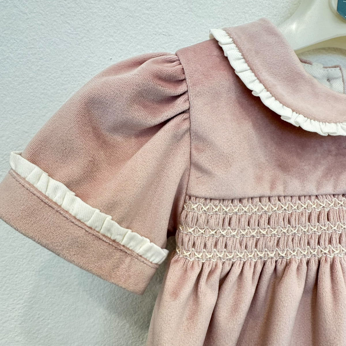 Abito elegante bimba in velluto rosa antico con punto smock, colletto panna e maniche a palloncino