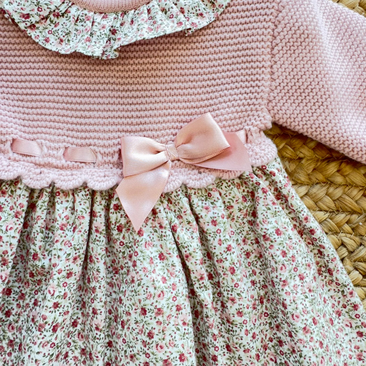 Dettaglio abito bambina rosa cipria con passanastro e fiocco in raso