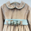 Abito elegante bimba in velluto beige con cintura verde acqua e rose decorative