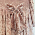Abito elegante bimba in velluto rosa cipria con strass, colletto arrotondato e grande fiocco