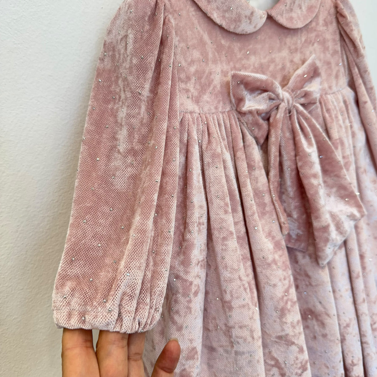 Abito elegante bimba in velluto rosa cipria con strass, colletto arrotondato e grande fiocco