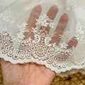 vestito battesimo bambina dettaglio pizzo floreale
