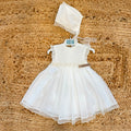 Abito Battesimo bimba bianco con ricamo nido d'ape, punto smock e cuffietta coordinata.