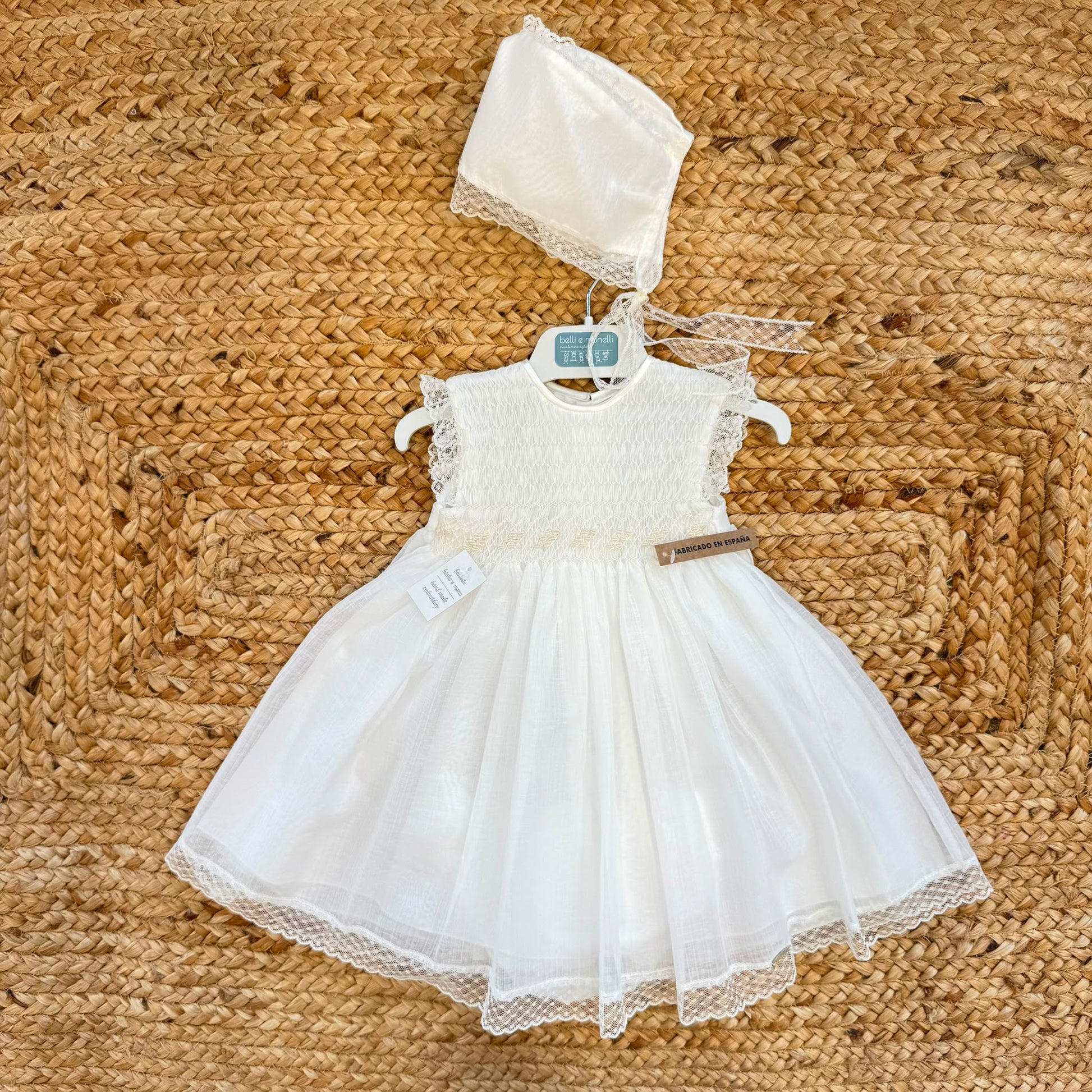 Abito Battesimo bimba bianco con ricamo nido d'ape, punto smock e cuffietta coordinata.