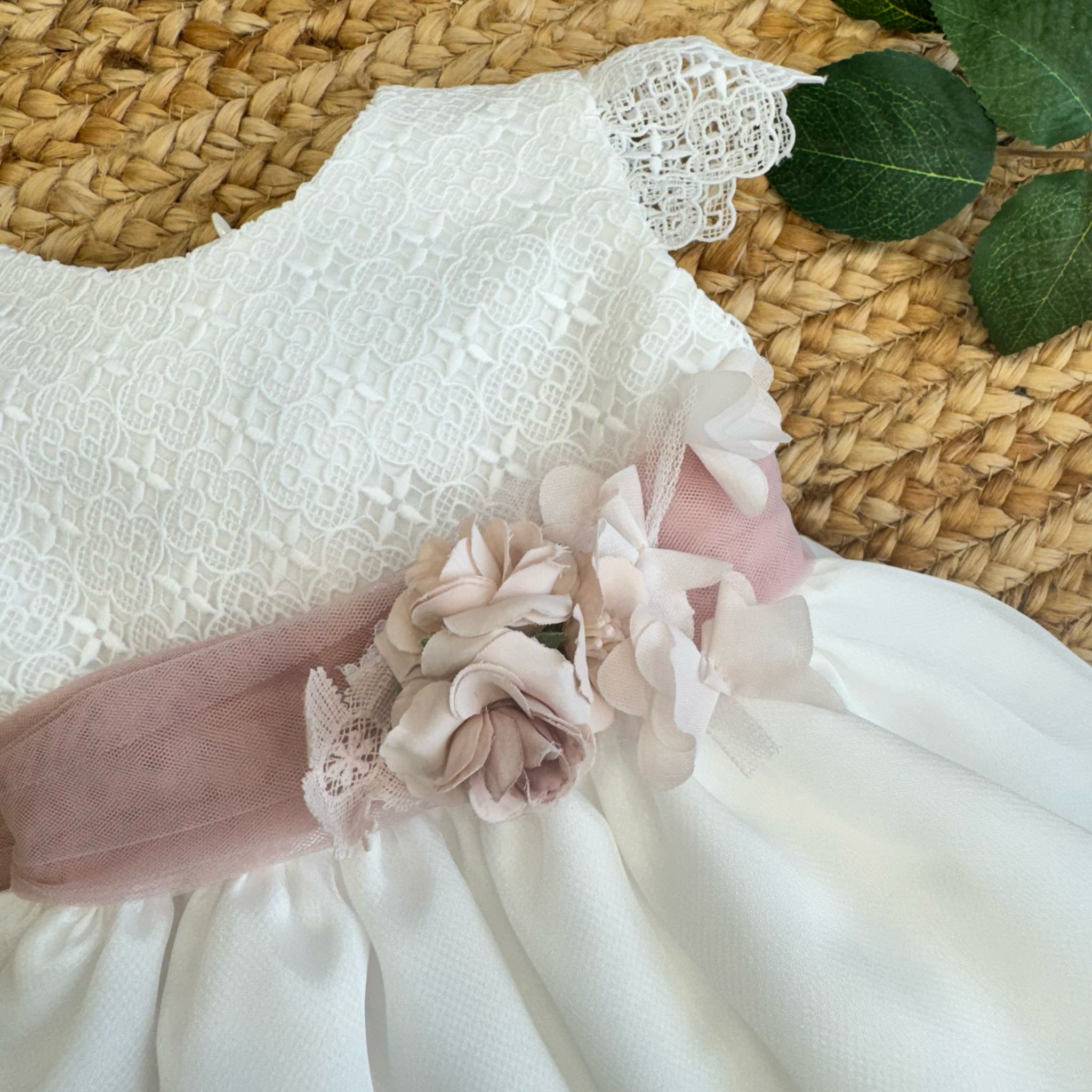 Dettaglio ricamo in pizzo abito battesimo Mimilù, perfetto per cerimonia