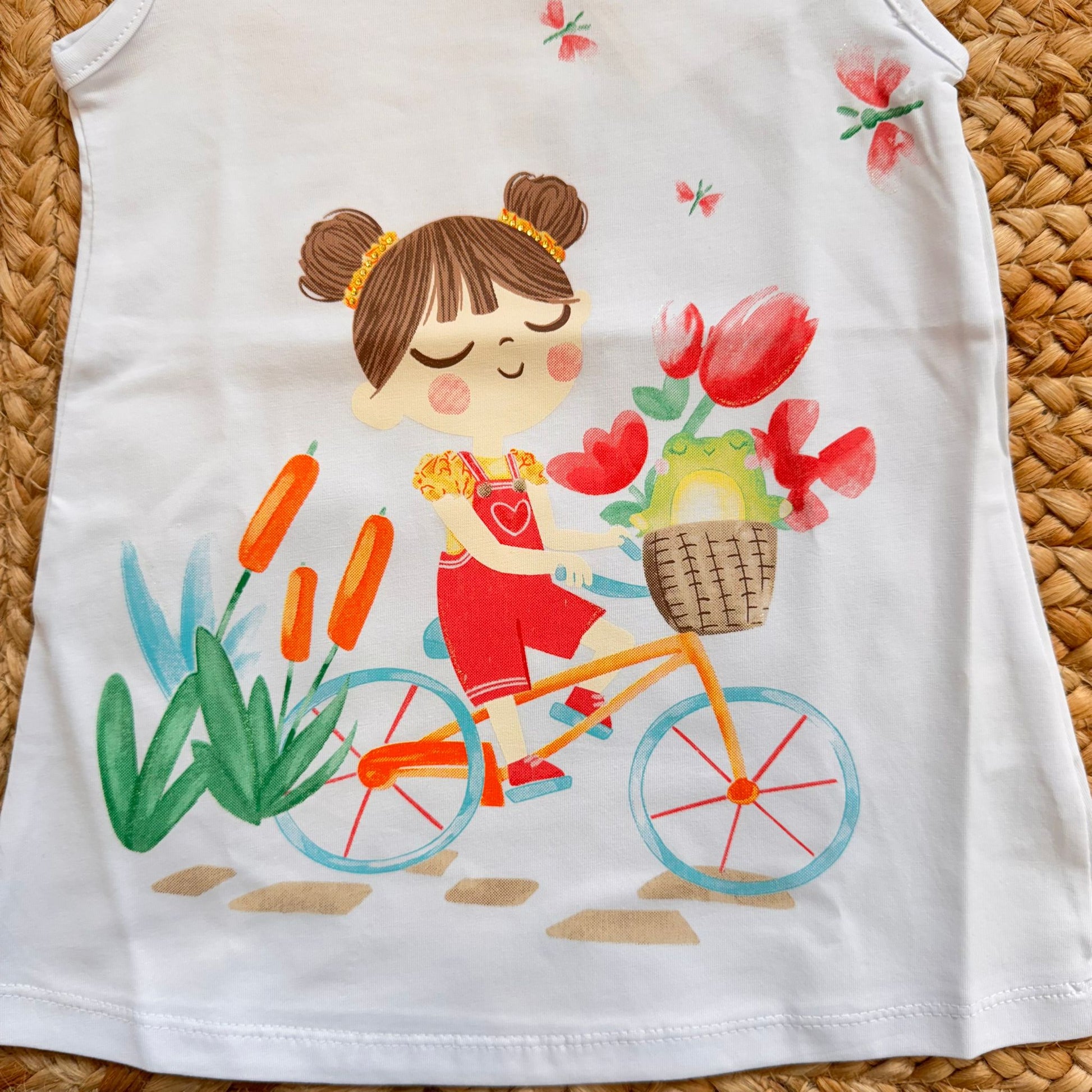 vestito bimba bianco dettaglio stampa bambina con fiori atmosfera mare