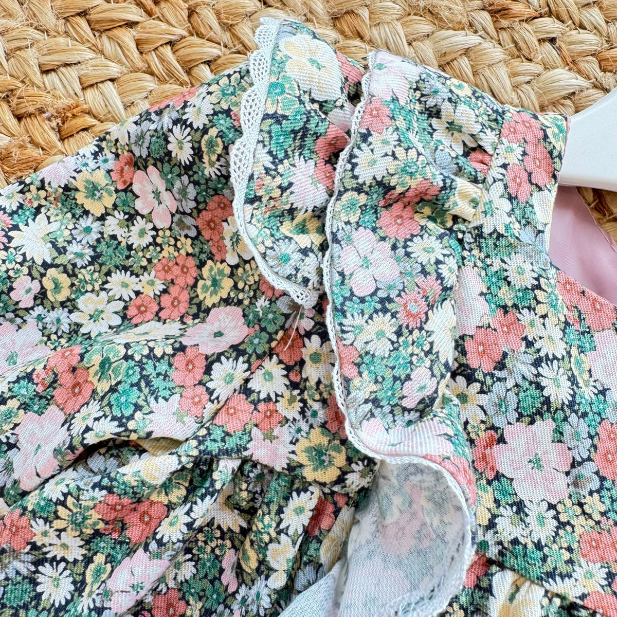 Abito bimba floreale con volant, pompon rosa e fiocco posteriore