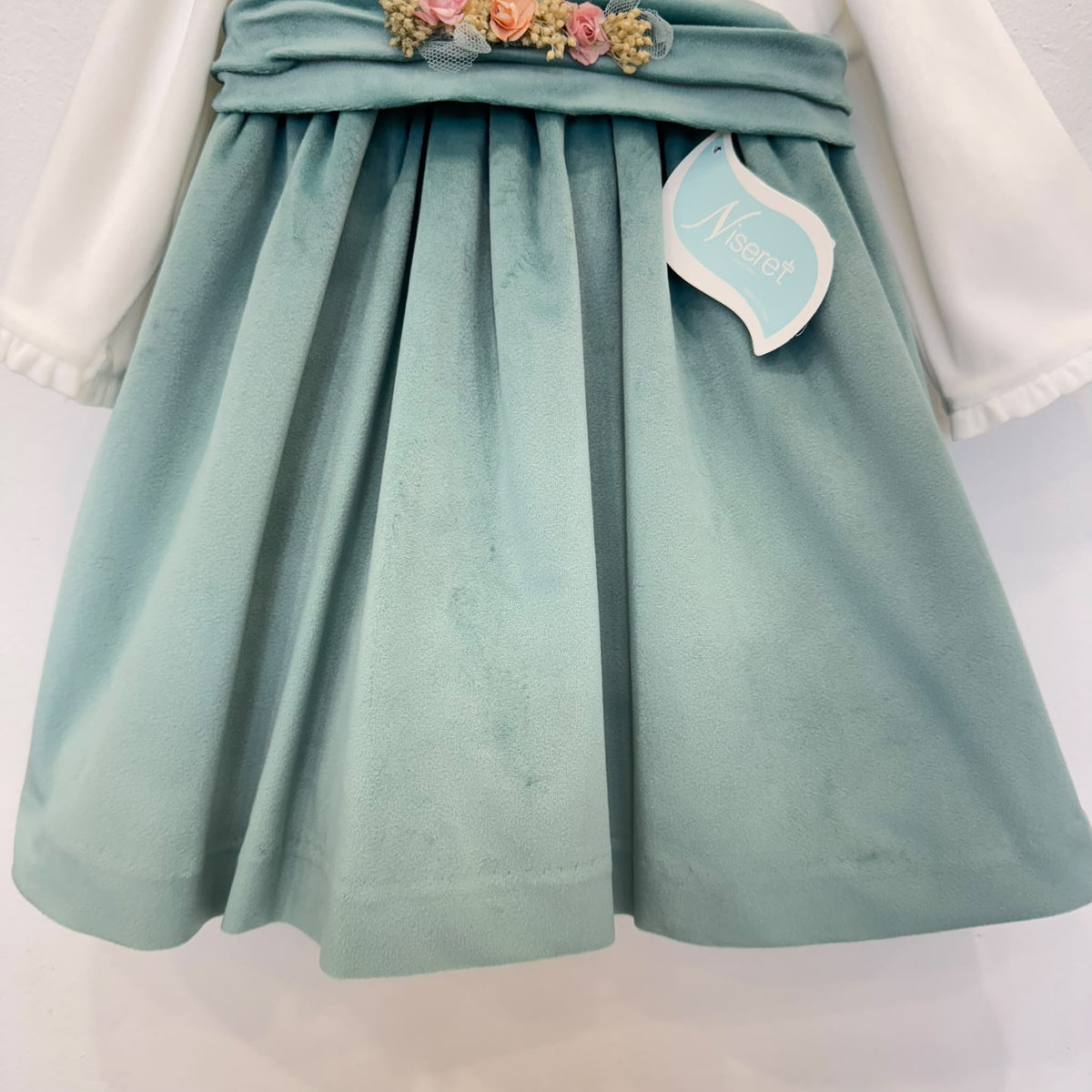 Abito elegante bimba in velluto verde salvia e panna con fiori e fascia per capelli coordinata
