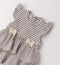Dettaglio vestito bimba a righe con volant sulle spalle