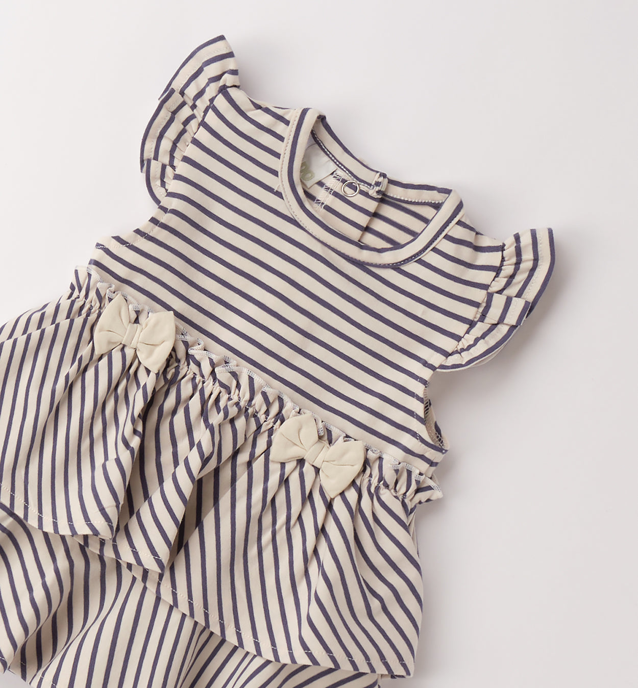 Dettaglio vestito bimba a righe con volant sulle spalle