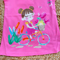 vestito bimba rosa dettaglio stampa bambina con fiori atmosfera mare