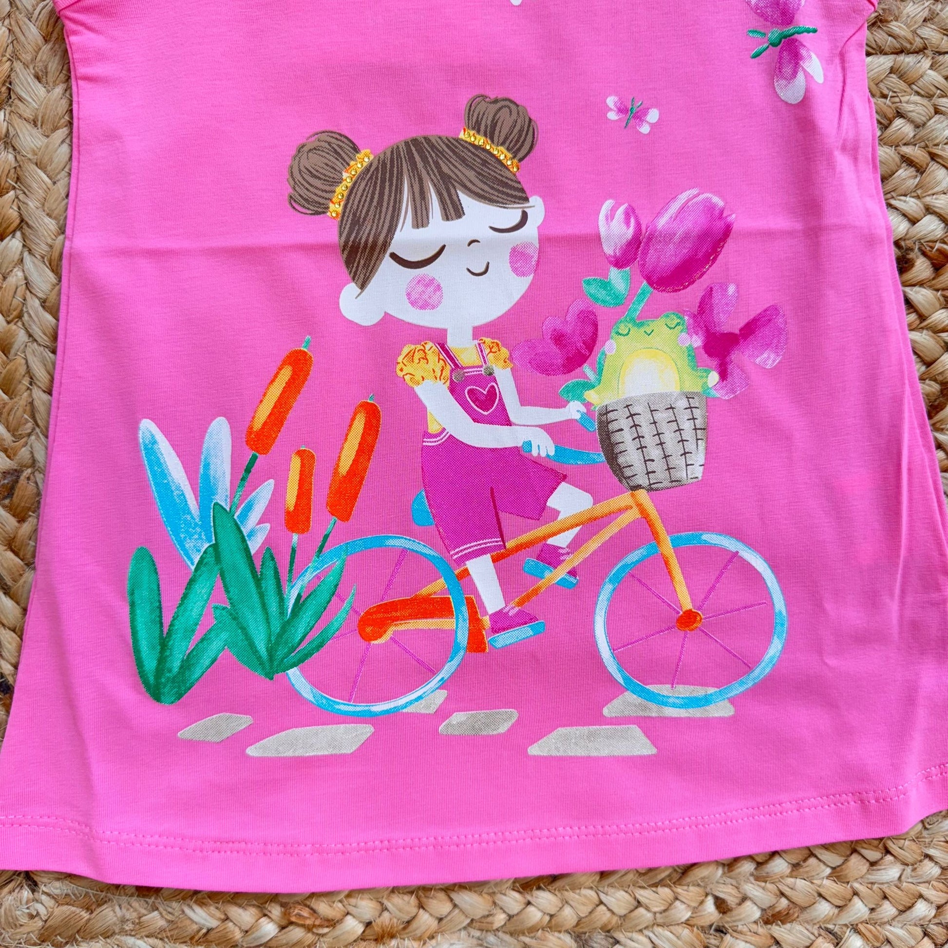 vestito bimba rosa dettaglio stampa bambina con fiori atmosfera mare
