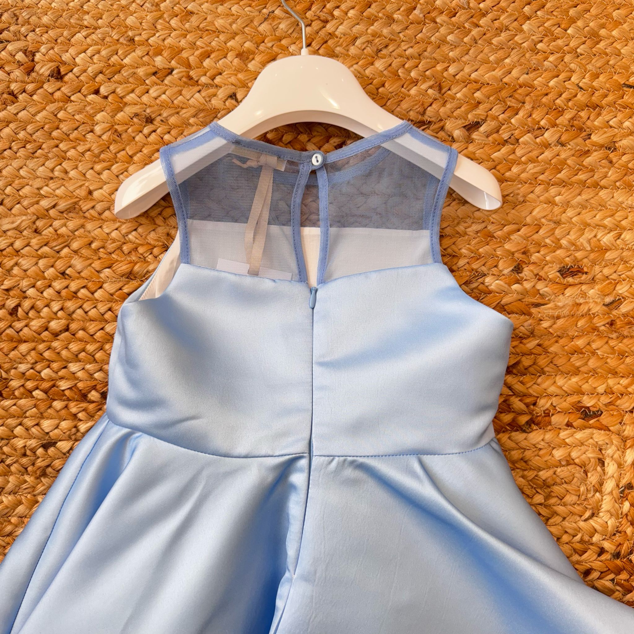 Vestito celeste bambina con tulle trasparente e fiore decorativo