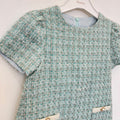 Abito elegante bambina in tweed verde acqua con dettagli gioiello avorio, maniche corte e linea svasata