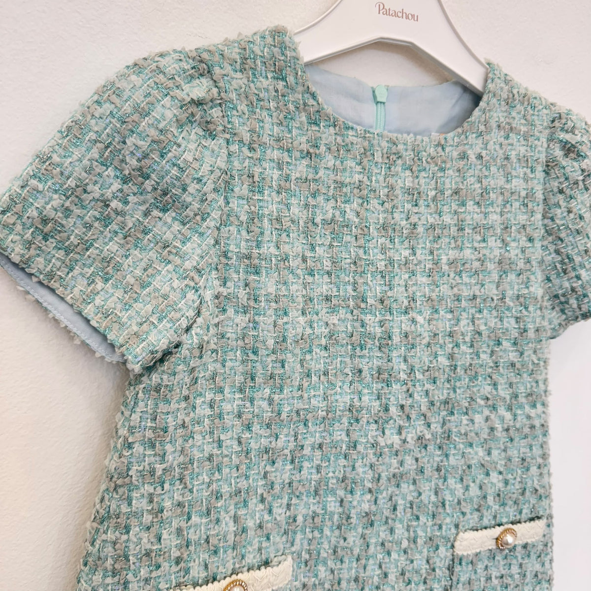 Abito elegante bambina in tweed verde acqua con dettagli gioiello avorio, maniche corte e linea svasata