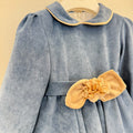 Abito bimba primo compleanno azzurro polvere con colletto beige e fiocco floreale