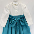 Dettaglio abito elegante bimba in velluto ottanio con corpetto panna e fiori rosa