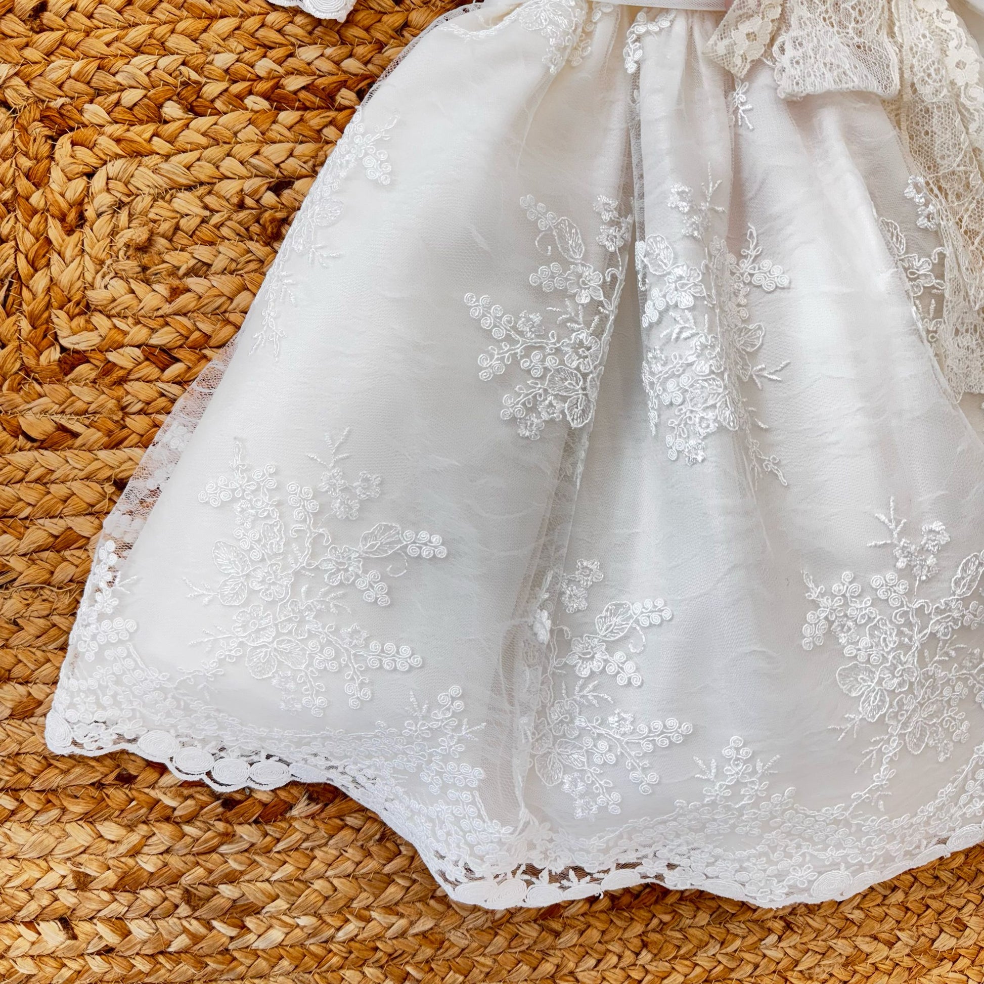 Abito bambina bianco con dettagli floreali e fiocco