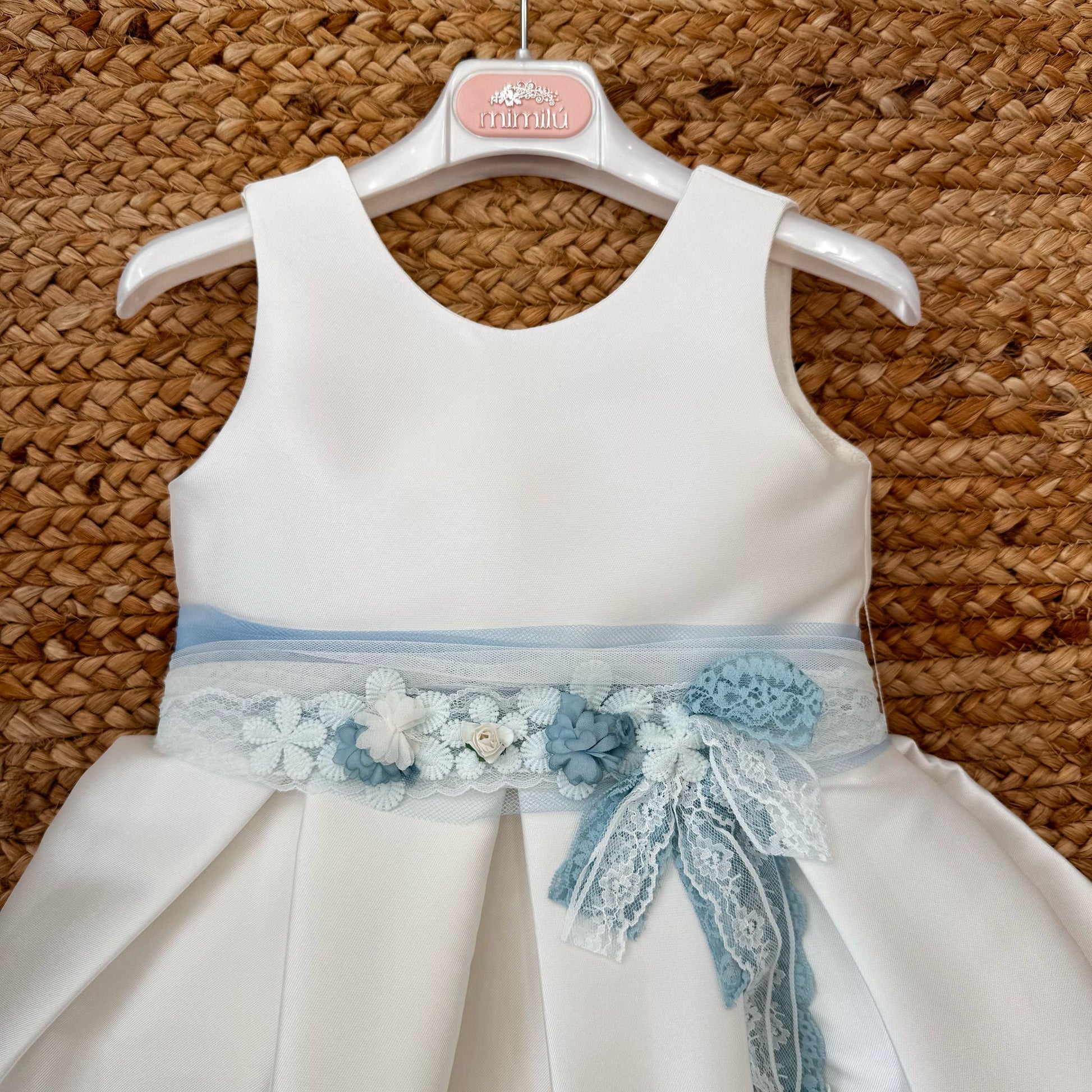 Vestito cerimonia bambina bianco con cintura floreale azzurra