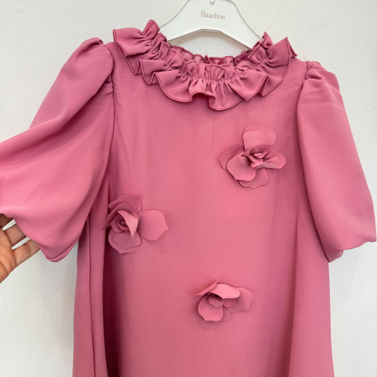 Abito elegante bambina rosa antico in misto cotone con fiori applicati, maniche a palloncino e collo con volant