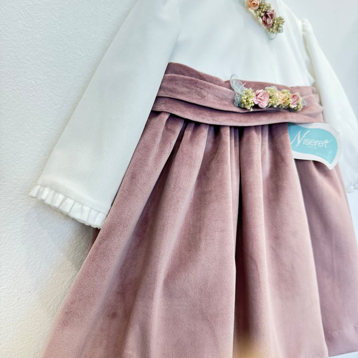 Abito bimba primo compleanno Niseret in velluto rosa antico con corpetto panna e fiori applicati