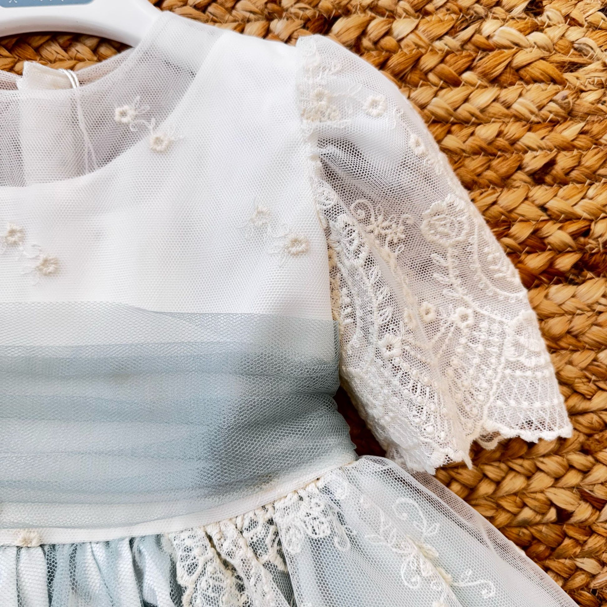 Vestito elegante bambina con ricami e dettagli in tulle