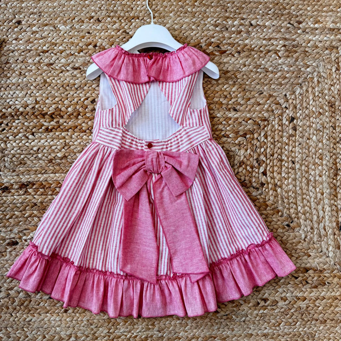 Vestito estivo bambina a righe rosa con volant e grande fiocco dietro