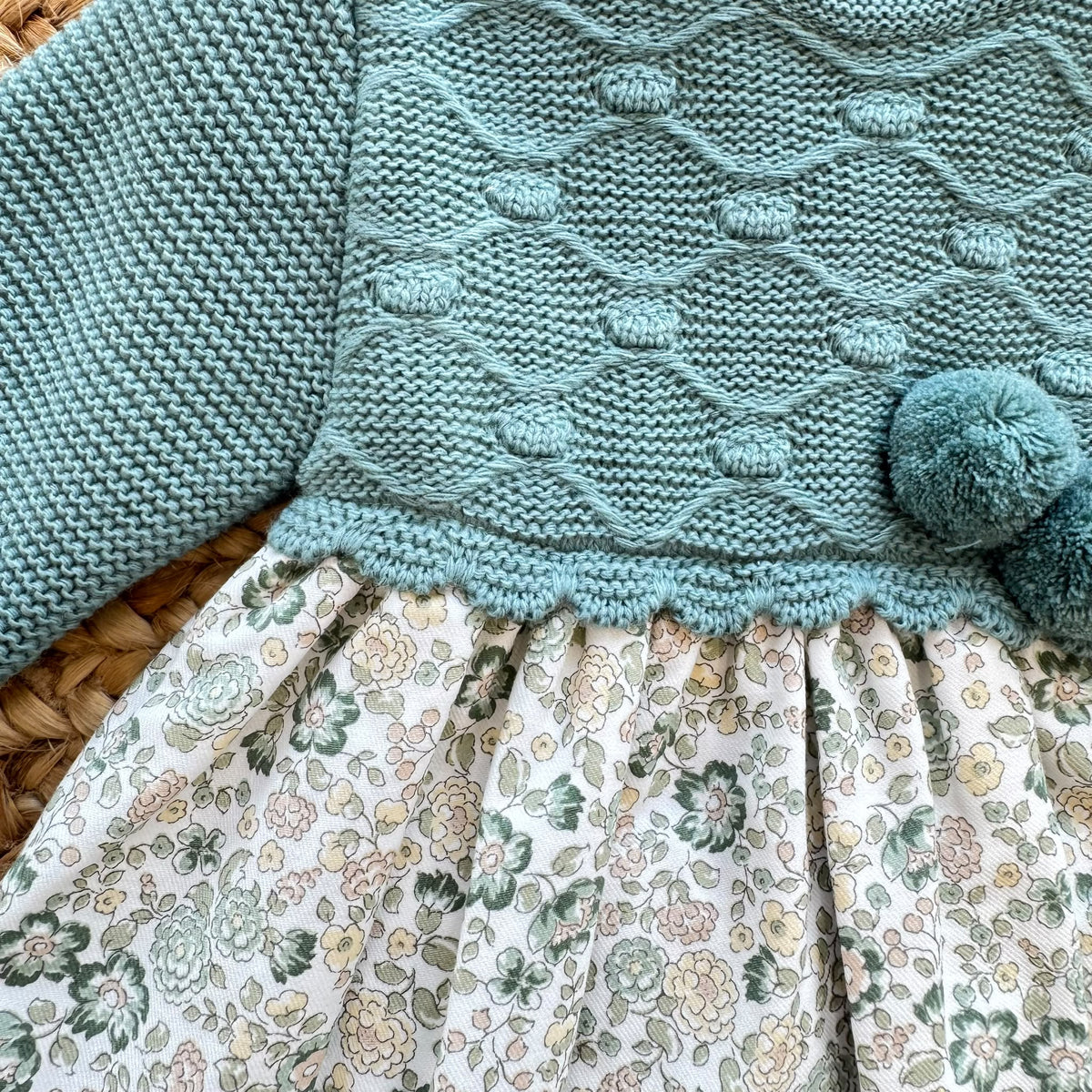 Abito pagliaccetto bimba verde Sardon con fantasia floreale e pompon