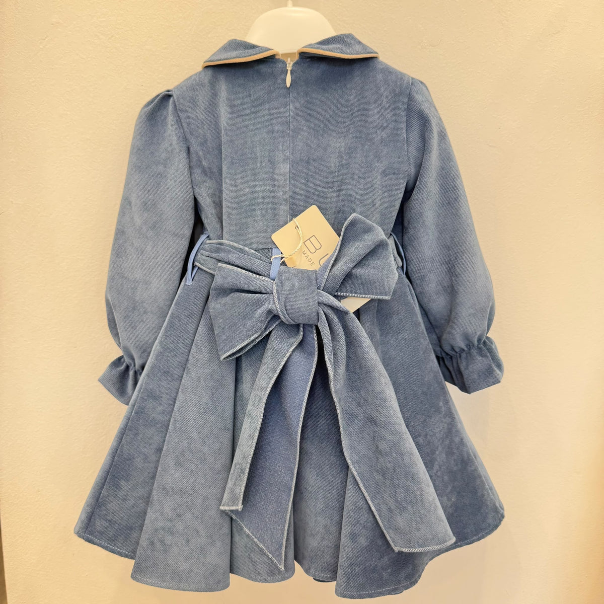 Abito bimba primo compleanno azzurro polvere con colletto beige e fiocco floreale